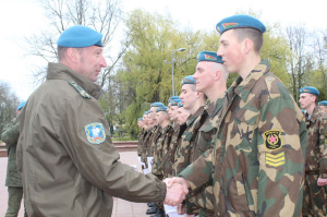 300 военнослужащих, увольняемых в запас, попрощались с боевым знаменем 103-й Витебской отдельной гвардейской воздушно-десантной бригады