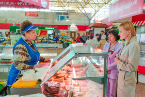 Председатель Витебского городского Совета депутатов Ольга Иванова провела мониторинг цен на социально значимые товары на Смоленском рынке Витебска