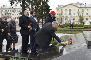 Члены Коммунистической партии Беларуси возложили цветы к памятнику Ленину в Витебске