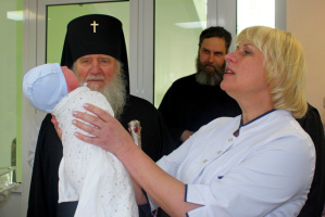 Во время Пасхальной недели архиепископ Витебский и Оршанский Димитрий посетил Витебский областной клинический родильный дом
