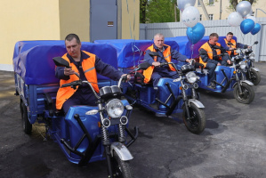 Геннадий Сабынич в торжественной остановке вручил ключи от пяти электрических трициклов работникам ЖЭУ