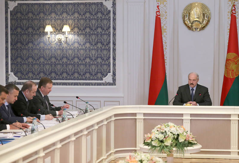 Лукашенко правительству: пора выходить из кабинетов и заниматься конкретным производством. Фото Максима Гучека, БелТА