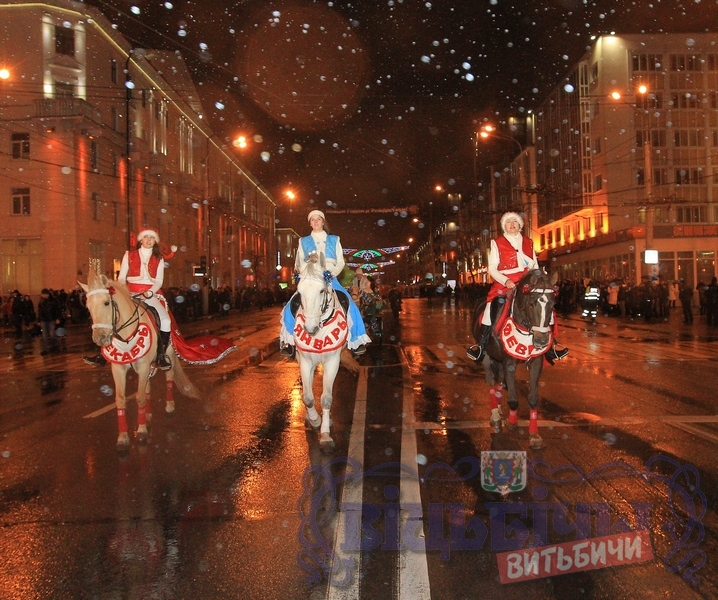В Витебске традиционный парад Дедов Морозов и Снегурочек прошел под дождем