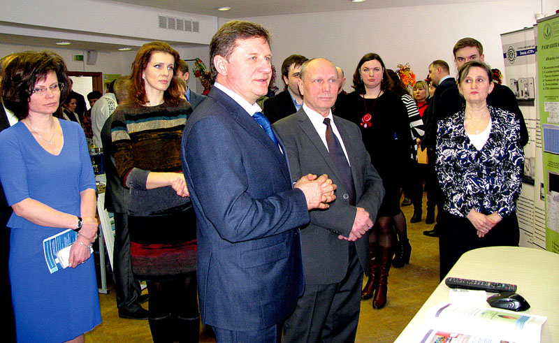 Е.Ванкевич, М.Журавков, ректор ВГТУ В.Башметов во время работы выставки.