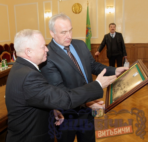 Й.Мигаш (слева) и Н.Шерстнёв во время обмена сувенирами.