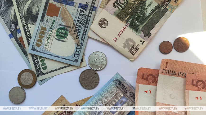 Российский рубль подешевел, доллар и юань подорожали на торгах 11 декабря.