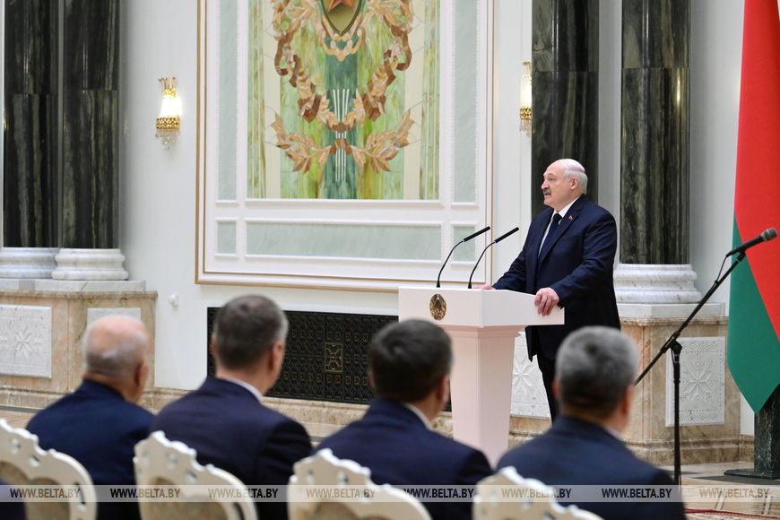 "Между словом "хлеб" и словом "жизнь" можно смело ставить знак равенства". "Между словом "хлеб" и словом "жизнь" можно смело ставить знак равенства".