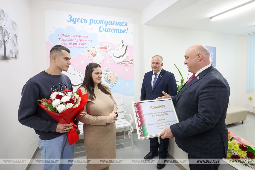 Для мам, родивших первых белорусок в 2026 году, подарок от Президента передал председатель областного Совета депутатов Дмитрий Демидов.