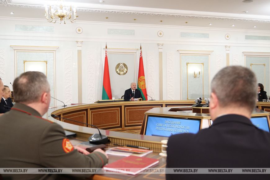 "И если мы куда-то едем, с кем-то ведем переговоры, то это не нацелено против третьих стран".