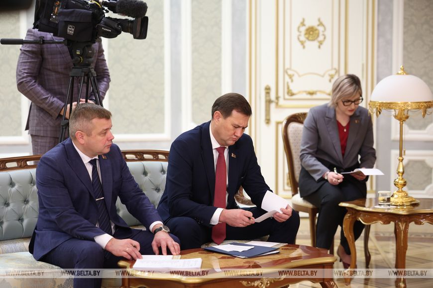 В свою очередь глава МИД передал теплые слова приветствия от Али Хаменеи и Масуда Пезешкиана, поздравил Александра Лукашенко и весь белорусский народ с наступающими праздниками Рождества и Нового года.