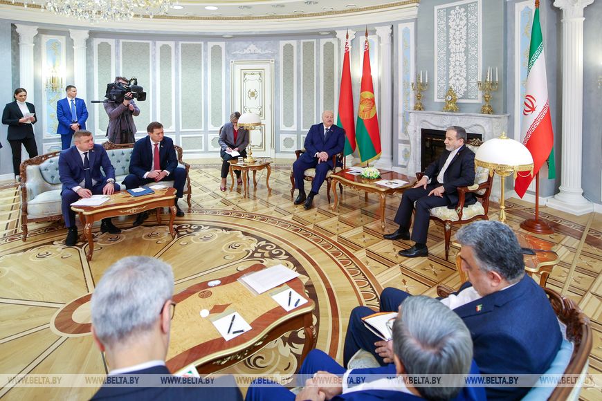 Глава государства также передал самые добрые поздравления и пожелания верховному лидеру Ирана Али Хаменеи и Президенту этой страны Масуду Пезешкиану. 