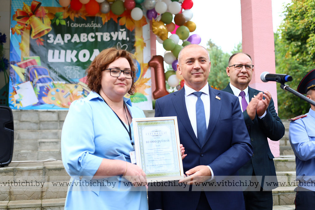 Помощник Президента Владимир Юргевич и председатель райисполкома Сергей Егоров поздравили школьников Суражской школы с 1 сентября