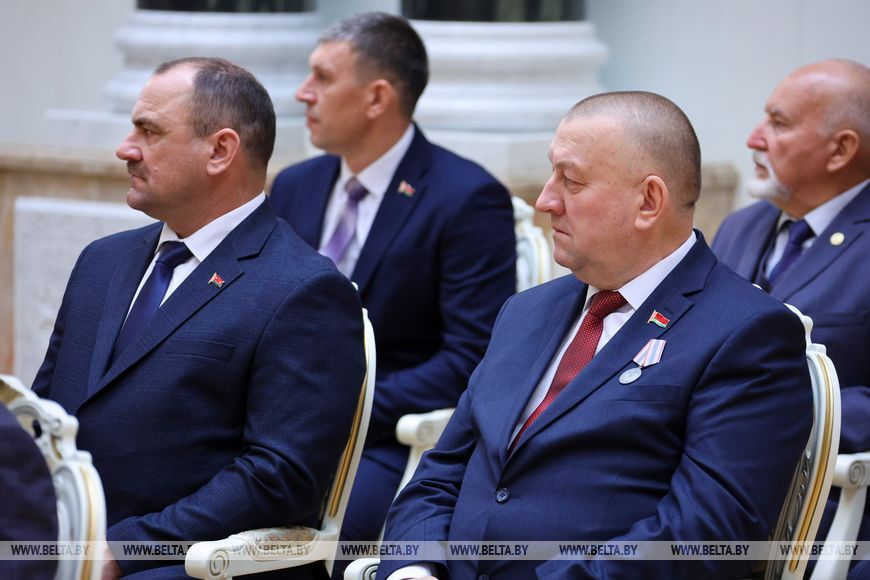 Многие герои жатвы стали участниками торжественной церемонии во Дворце Независимости и получили заслуженные награды от главы государства. Многие герои жатвы стали участниками торжественной церемонии во Дворце Независимости и получили заслуженные награды от главы государства.