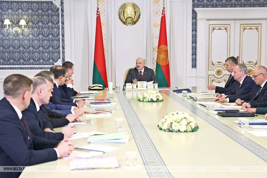 Президент отметил, что в Беларуси развивается электротранспорт, причем не только в крупных городах.