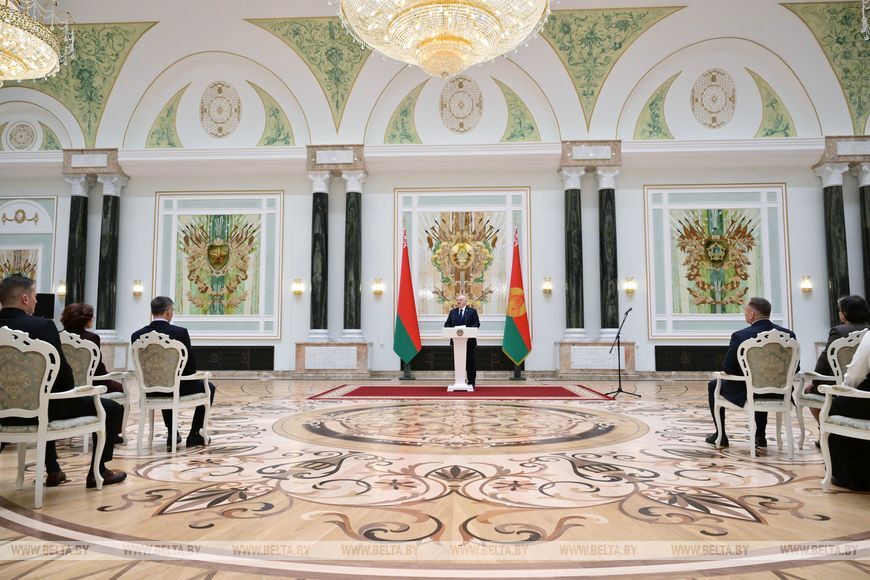 "Но, как говорится, нужен не только хлеб, но и что-то к хлебу". "Но, как говорится, нужен не только хлеб, но и что-то к хлебу".