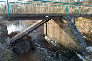 В Городке обрушилась плита пешеходного моста