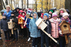 Ученики витебской СШ № 18 вместе с педагогами установили скворечники в парке имени 30-летия ВЛКСМ