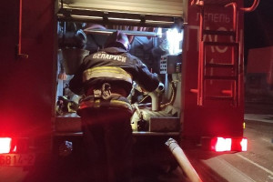 Лепельские спасатели ликвидировали пожар на СТО: спасен мужчина