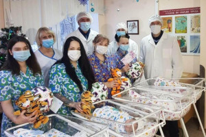 ФК «Витебск» поздравил мам, чьи малыши родились в канун и первые сутки 2022 года в Витебском областном роддоме