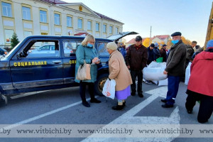 Фотофакт: На специальном автомобиле Дубровенского ТЦСОН помогают с доставкой сельхозпродукции пенсионерам, ветеранам и инвалидам
