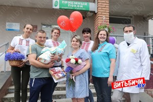 В Витебске родителям новорожденных вручили вышиванки