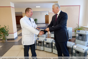 30 концентраторов кислорода передал Витебский государственный медуниверситет Витебской областной клинической больнице