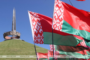 Лукашенко в День Независимости принимает участие в торжественных мероприятиях у Кургана Славы