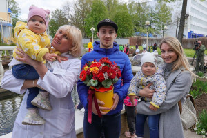 Праздник для "выпускников" Витебского областного роддома прошел на территории учреждения в преддверии Международного дня семьи