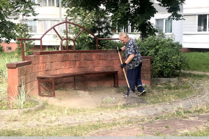 Как неравнодушные жильцы вместе с коммунальными службами обустраивают дворовые территории в Витебске
