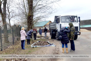 Работники и служащие Железнодорожного района на субботнике 16 апреля трудились возле родника на Юрьевой горе