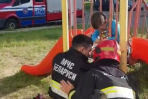 В Витебске у 5-летнего мальчика застряла голова в решетке горки. Понадобилась помощь спасателей