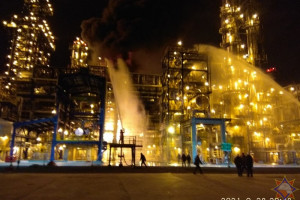 Спасатели ликвидировали возгорание на «Нафтане». На месте пожара работало 15 единиц техники