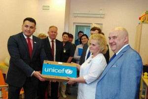 Представители ЮНИСЕФ в Беларуси передали набор для онлайн-консультирования Витебскому областному центру раннего вмешательства