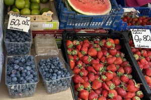 Сезонные ягоды, фрукты и овощи: изучили цены на Смоленском рынке в Витебске