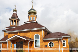 Александр Лукашенко зажег пасхальную свечу в храме Преображения Господня в Копыси