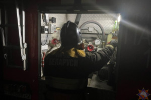 Работники МЧС на пожаре квартиры в Глубоком спасли мужчину