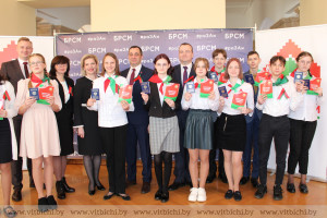 Паспорта гражданина Республики Беларусь вручены представителям учащейся молодежи в Витебском облисполкоме