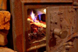 В Лепельском районе женщина получила ожоги, разжигая огонь в печи