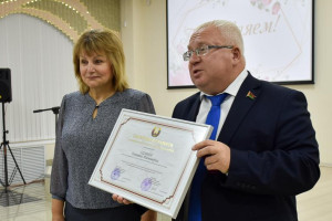 Почетную грамоту Национального собрания Республики Беларусь вручили директору областной библиотеки в Витебске