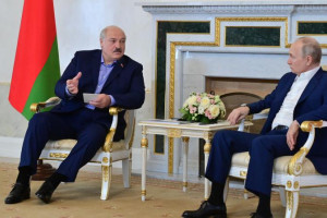 "Войну приходится вести против всего блока НАТО". Лукашенко отметил успехи российских войск