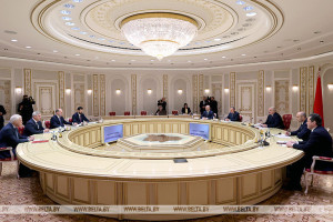 Лукашенко продолжил практику встреч с главами регионов России, на этот раз - с губернатором Ростовской области