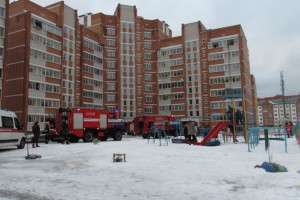 В одной из многоэтажек на проспекте Мира в Полоцке горела квартира: работники МЧС спасли женщину - видео