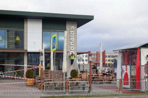 Вывеску McDonald's убирают с ресторана в Витебске - Фотофакт