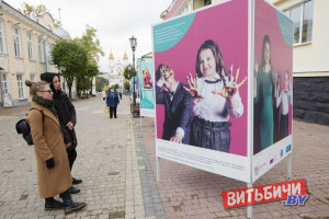 В Витебске под открытым небом открылась фотовыставка о детях с инвалидностью в школе 