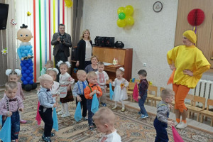Воспитанников областного специализированного Дома ребенка в Витебске поздравили многочисленные гости-благотворители
