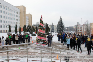 Посмотрите, какие «Рождественские старты» устроили у новогодней елки на площади ВГМУ в Витебске