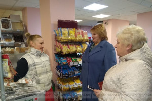 Депутат Ирина Полякова во время работы в Городокском избирательном округе № 21 активно изучает «ценовой вопрос»