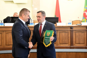 Заседание Витебского облисполкома по вопросам хода заготовки травяных кормов и работы промышленного комплекса Витебской области началось с приятных моментов