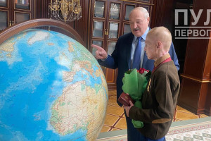 Александр Лукашенко лично провел экскурсию по своему кабинету для Ромы Когодовского