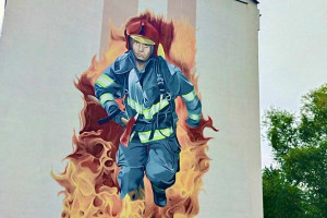 Яркий и необычный мурал появился на стене жилого дома в Городке